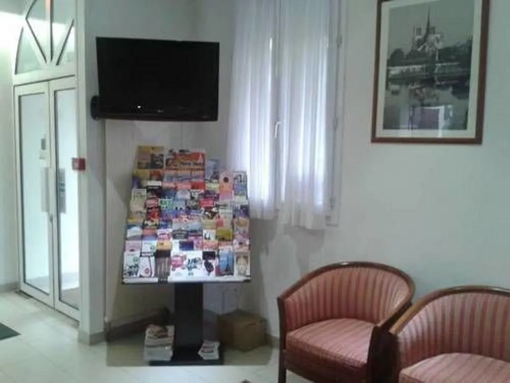 Hipotel Lilas Gambetta Paris Hotel